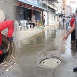Adana'da isyan ettirten manzara! Vatandaş kanalizasyona indi 