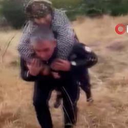 Alzaymır hastası teyzeyi sırtında taşıdı! Bakan &Ccedil;ift&ccedil;i'den kahraman polise tebrik
