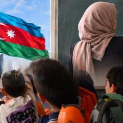Azerbaycan'da kadın &ouml;ğretmenlere kılık kıyafet d&uuml;zenlemesi