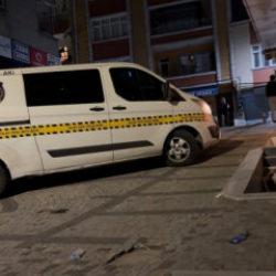 Bağcılar'da caddede y&uuml;r&uuml;yen gen&ccedil;lere silahlı saldırı: &Ouml;l&uuml; ve yaralı var