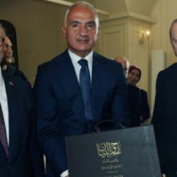 Bakan Ersoy, Bursev&icirc;'nin el yazması dev tefsirini Cumhurbaşkanı Erdoğan'a sundu