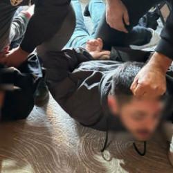 Bayrampaşa'da g&uuml;peg&uuml;nd&uuml;z soygun! Aracın &ouml;n&uuml;n kesip 7 kilogram altın &ccedil;aldılar 