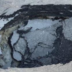 Beşiktaş'ta onarılan yol 1 ay sonra tekrar &ccedil;&ouml;kt&uuml;: Okul servisi faciadan kıl payı kurtuldu