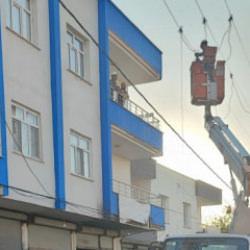 &Ccedil;atı sacı elektrik teline değdi: Akıma kapılan usta &ouml;ld&uuml;, 2 &ccedil;ırak ağır yaralı