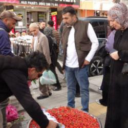 Dağlarda kendiliğinden yetişiyor! Bardakla alırsanız 50 lira, kiloyla 400 lira!