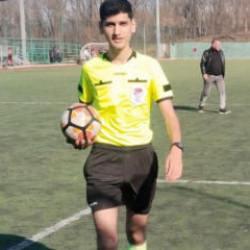 Daha 17 yaşında! Hem okuyor hem hakemlik yapıyor