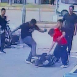 Adana'da akran zorbalığı kamerada: Sokak ortasında tekme tokat d&ouml;v&uuml;p s&uuml;r&uuml;klediler