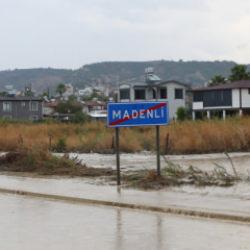 Hatay'da sağanak ve dolu etkili oldu! Ev ve iş yerlerini su bastı