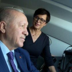 Hızlı trende Erdoğan&rsquo;la AB Komiseri arasında g&uuml;l&uuml;mseten diyalog: Biz buradayken korkmayın