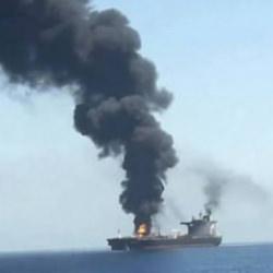 H&uuml;rm&uuml;z Boğazı'nda tanker vuruldu! Gemide yangın &ccedil;ıktı