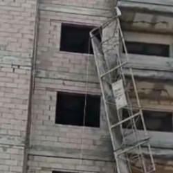 İnşaat iş&ccedil;isi 2 kardeş, iskeleden d&uuml;şt&uuml;; 1 &ouml;l&uuml;, 1 yaralı