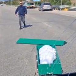 Isparta'da seyir halindeki cenaze nakil aracından yola tabut d&uuml;şt&uuml;