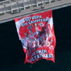 İstanbul Boğazı'nda zafer coşkusu! '3 Kupa, 1 Şampiyon'