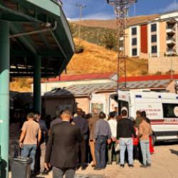 Kamyonetle otomobil &ccedil;arpıştı: 1 bebek &ouml;ld&uuml; 7 kişi yaralandı