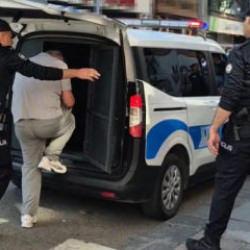 Caddede y&uuml;r&uuml;yen kadının fotoğraflarını izinsiz &ccedil;eken ş&uuml;pheli tutuklandı