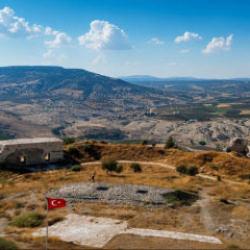 Manzara i&ccedil;in 255 basamak &ccedil;ıkmak gerekiyor! Ravanda Kalesi ziyaret&ccedil;ileri ağırlıyor