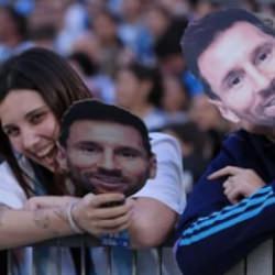 Messi'nin son ma&ccedil;ında İngilizleri &ccedil;ıldırtacak g&ouml;nderme! Cezaya aldırmadılar