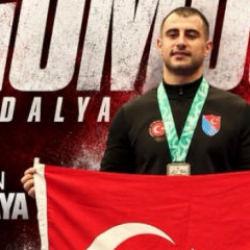 Milli sporcudan g&uuml;m&uuml;ş madalya!