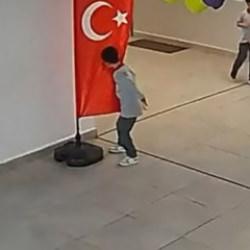 Minik y&uuml;rekte kocaman vatan sevgisi: Oyunu bırakıp T&uuml;rk bayrağını b&ouml;yle &ouml;pt&uuml;