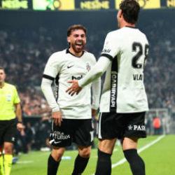 Rekor kıran Vlahovic'ten Orkun K&ouml;k&ccedil;&uuml;'ye &ouml;vg&uuml; yağmuru! 'Bana değil ona yazın'