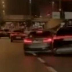 Pendik'te trafik magandası yanındaki otomobile &ccedil;arpıp ka&ccedil;tı
