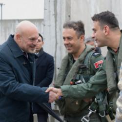 T&uuml;rk F-16 pilotları &uuml;lkede g&uuml;ndem oldu! Savunma bakanı &uuml;sse gidip bizzat teşekk&uuml;r etti
