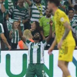 1. Lig'in yıldızı efsaneleri ge&ccedil;ti! Gol rekoru kırıp, takımına zaferi getirdi