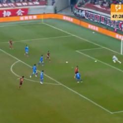 Aynı anda iki top ağlarla buluştu saha karıştı