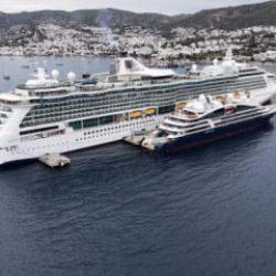 Bodrum Limanı&rsquo;nda kruvaziyer hareketliliği: "2 bin 437 yolcu geldi"