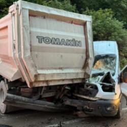 Ordu'da yolcu minib&uuml;s&uuml; kamyonla &ccedil;arpıştı: 1 &ouml;l&uuml;, 23 yaralı