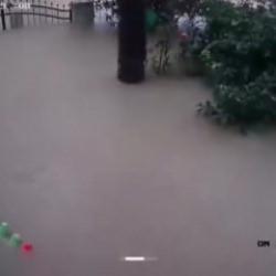 İstanbul'u vuran sağanağın dehşeti: Beykoz'da bah&ccedil;e 60 dakikada sulara g&ouml;m&uuml;ld&uuml;!
