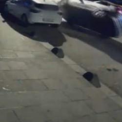 Arnavutk&ouml;y'de otomobil, park halindeki araca &ccedil;arpıp yan yattı