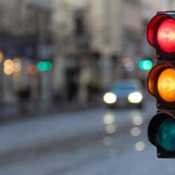 Avrupa &uuml;lkesinde yeni d&ouml;nem! Trafikte sarı ışık kuralı değişti