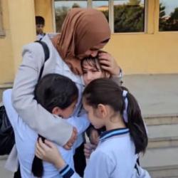 Azerbaycan'da 21 yıllık &ouml;ğretmen &ouml;ğrencileriyle g&ouml;zyaşlarıyla vedalaştı