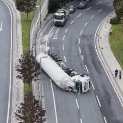 Bakırk&ouml;y'de LNG y&uuml;kl&uuml; tanker devrildi: Sızıntı nedeniyle yol kapatıldı