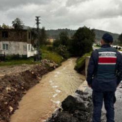 Bartın'da 15 saatte 14 sel, 12 &ccedil;atı u&ccedil;ması ihbarı yapıldı