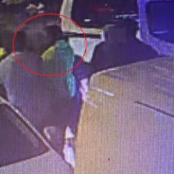 Bursa'da park halindeki araca &ccedil;arptı, ihbara gelen polise kafa attı! O anlar kamerada 