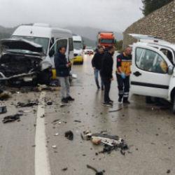Bursa'da yolcu minib&uuml;s&uuml; ile otomobil &ccedil;arpıştı: 1 kişi &ouml;ld&uuml;, 10 kişi yaralandı