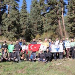 Doğaseverlerin sarı&ccedil;am ormanlarında macera dolu y&uuml;r&uuml;y&uuml;ş&uuml;