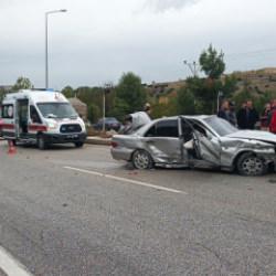 D&uuml;ğ&uuml;n yolunda kaza: 1 &ouml;l&uuml;, 4 yaralı