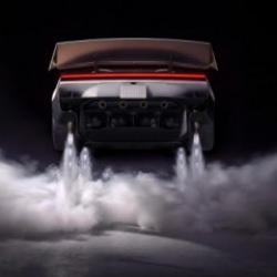 Elon Musk'ın u&ccedil;an arabası Tesla Roadster tanıtıldı!