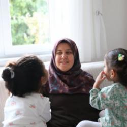 Engelli kızına kardeş olsun diye ikinci kez koruyucu anne oldu