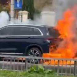 Ey&uuml;psultan'da park halindeki ara&ccedil; alevlere teslim oldu
