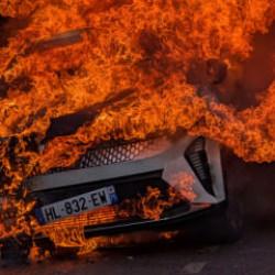 Fransa'da protestolar kontrolden &ccedil;ıktı: D&uuml;kkanlar ve ara&ccedil;lar kundaklandı