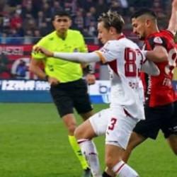 Galatasaray ma&ccedil;ında tartışılan pozisyon! Trio ekibi penaltı pozisyonunda ikiye b&ouml;l&uuml;nd&uuml;