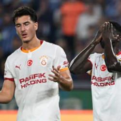 Galatasaray savunması ge&ccedil;en sezonu mumla aratıyor!