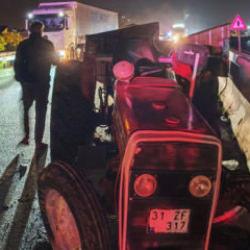 Gaziantep'te feci kaza: TIR ile &ccedil;arpışan trakt&ouml;r&uuml;n s&uuml;r&uuml;c&uuml;s&uuml; hayatını kaybetti