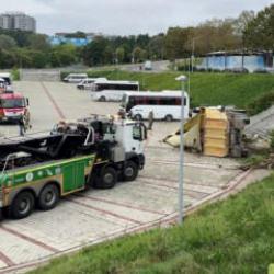 Hafriyat kamyonu İSKİ&rsquo;nin bah&ccedil;esine yuvarlandı: 2 yaralı