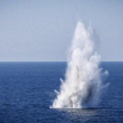H&uuml;rm&uuml;z Boğazı'nda s&uuml;per tankerin mayına &ccedil;arparak patladığı anlar ortaya &ccedil;ıktı