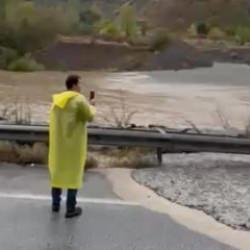 İki ili birbirine bağlayan kara yolunda sel! &Ccedil;ok sayıda ekip b&ouml;lgede